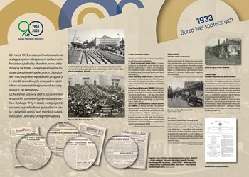 Wystawa „Rzeczpospolita ubezpieczonych. Historia ubezpieczeń społecznych", tablica 1933 burza idei społecznych, link do wiekszego zdjęcia jpg 4,2 mb. 28 marca 1933 zostaje uchwalona ustawa scalająca system ubezpieczeń społecznych. Nadaje ona jednolity charakter prawu odradzającej się Polski – obejmuje wszystkie rodzaje ubezpieczeń społecznych: chorobowe i macierzyńskie, wypadkowe przy pracy i z chorób zawodowych, emerytalne robotników oraz emerytalne pracowników umysłowych, od bezrobocia. Uchwalenie ustawy (dotyczącej niemal wszystkich obywateli) poprzedzają burzliwe dyskusje. W tym czasie następuje też zasadnicza przebudowa gospodarcza kraju – powstaje polski port morski w Gdyni, tworzy się Centralny Okręg Przemysłowy.  Na tablicy znajdują się wycinki z gazet, w których publikowane były artykuły na temat ustawy scaleniowej, skan dziennika ustaw z ustawą scaleniową, zdjęcie Sali posiedzeń Sejmu oraz fotografie ilustracyjne z epoki.