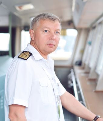 kapitan w kabinie statku